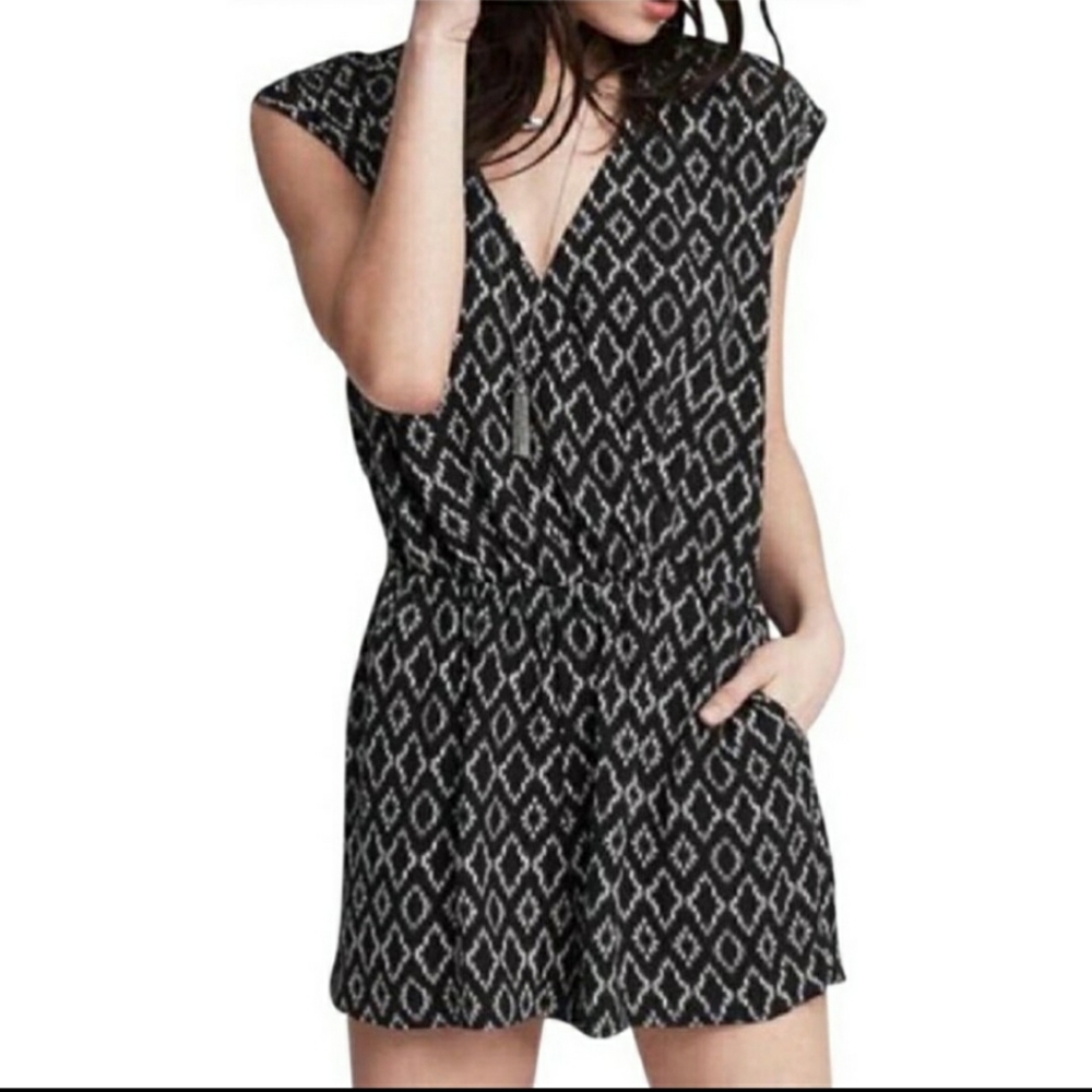 Banana Republic Black and White Romber